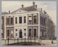 30703 Gezicht op de voorgevel en de zijgevel van het huis Janskerkhof 13 te Utrecht uit het zuidoosten, vanaf de Drift ...